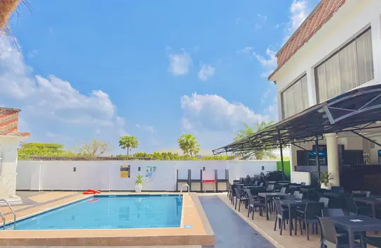 The Horizon swimming pool and pool bar